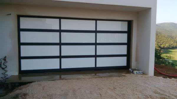 Installer une porte de garage moderne sectionnelle  à Marseille Nao Fermetures